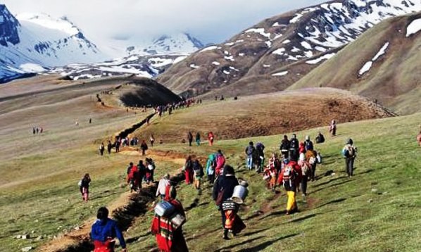 बझाङवासी यार्सा संकलन गर्न लेकतिर