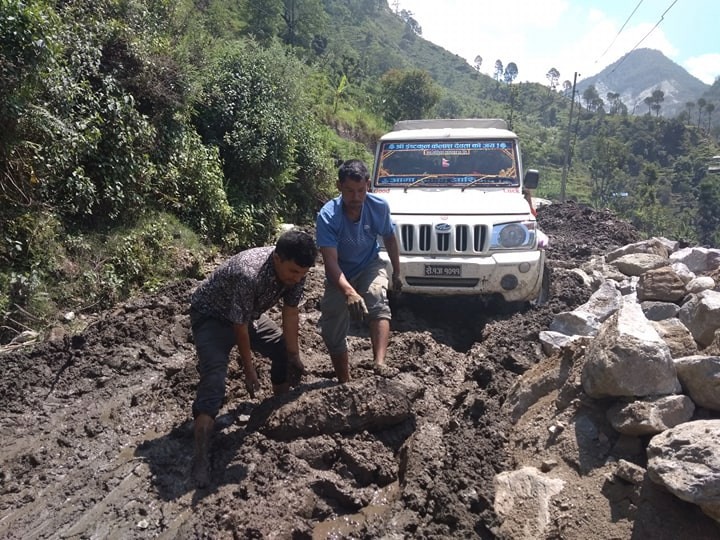 बाजुरा जिल्लामा गाउँ गाउँ जोडने शाखा सडकहरु अबरुद्ध