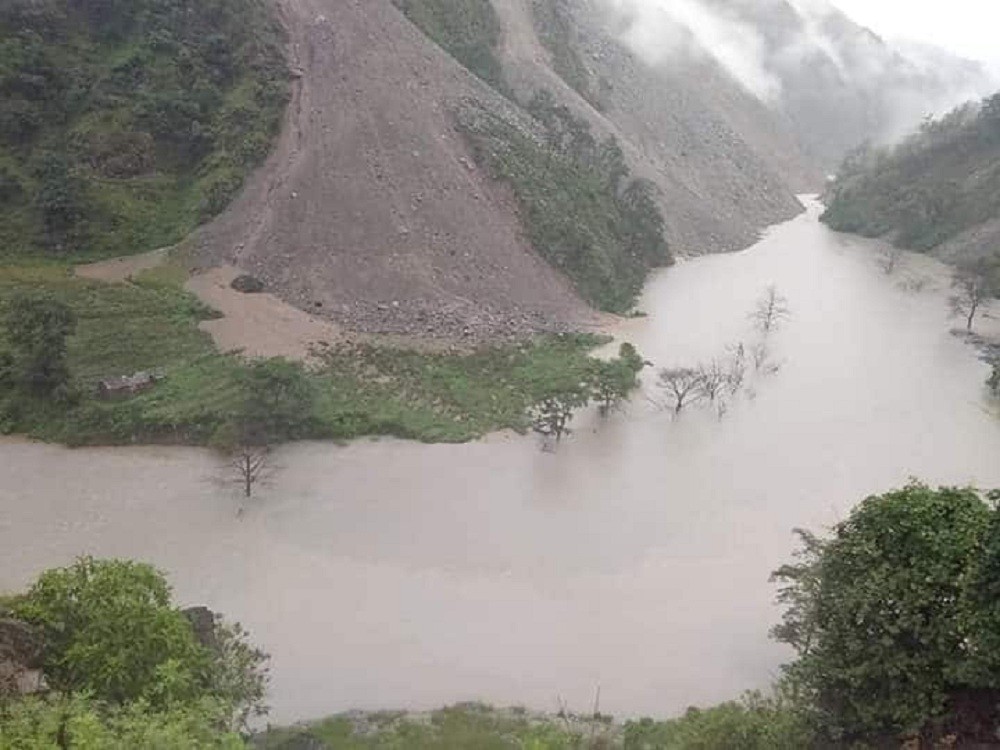 बर्षात सगै आएको पहिरोले गर्दा बाजुराको बुढिगंगा नदि थुनिने खतरा