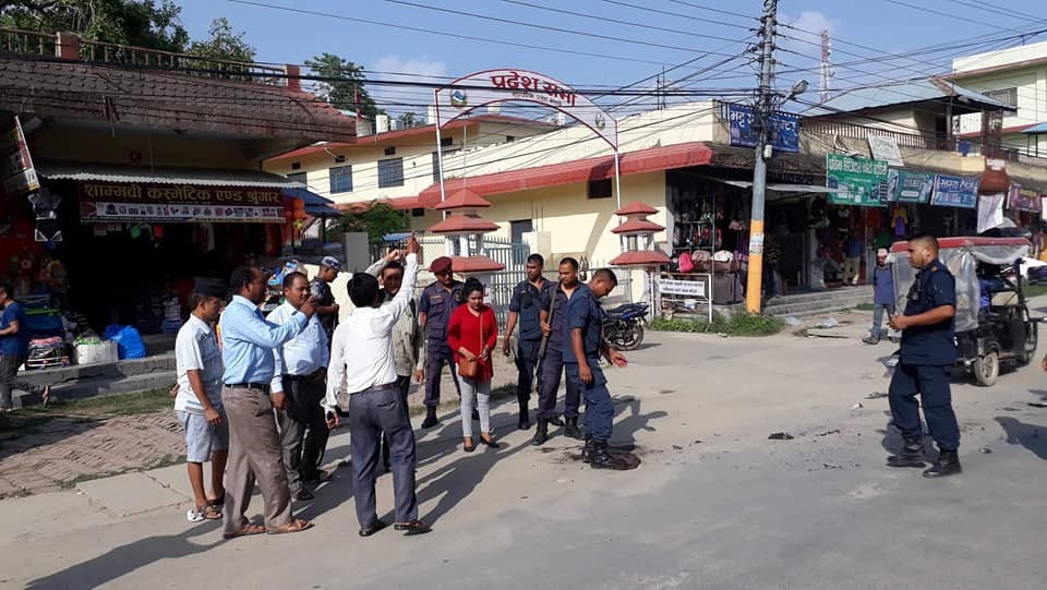 प्रदेश सभा भवन अगाडि लोक सेवा आयोगको विज्ञापन विरुद्ध प्रधानमन्त्री ओलीसहित ४ जनाको पुत्ला दहन