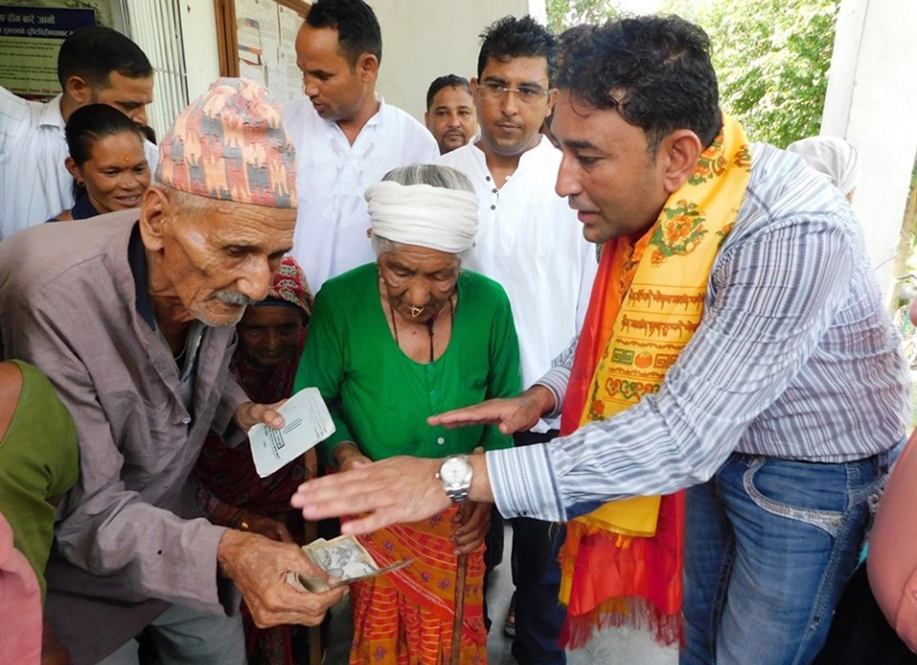 वडा अध्यक्षले पाएको तलब बृद्धबृद्धा र अपाङ्गता भएका व्यक्तिलाई वितरण