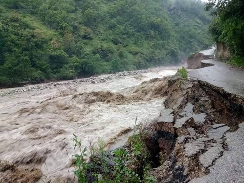 पहिरोमा पुरिएर तीनको मृत्यु