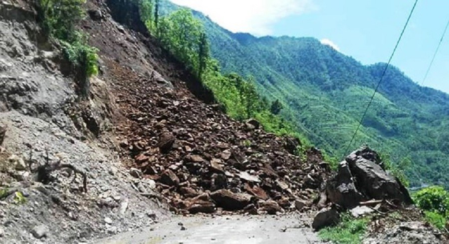 पहिरो खस्दा महाकाली राजमार्गको गोकुलेश्वर – दार्चुला सडक खण्ड अवरुद्ध