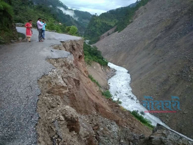 साफेँ मार्तडी सडक खण्ड एक साता देखि अवरुद्ध, यात्रुहरु अलपत्र