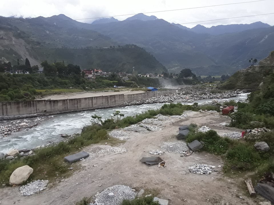 बझाङमा प्रहरीकै मिलोमतोमा अवैध रुपमा ढुङ्गा वालुवा ओसारपसार हुदै