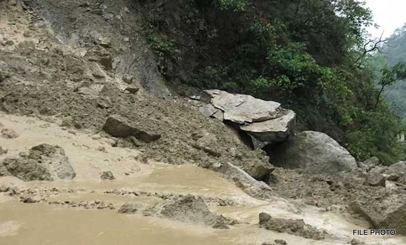 पाटन –पञ्चेश्वर सडक अवरुद्ध, दशैका लागि घर जादैं गरेका यात्रु अलपत्र