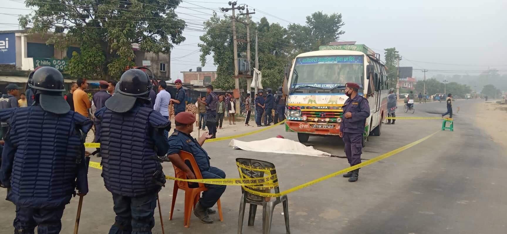 कैलालीमा बसको ठक्करवाट ज्यान गुमाएकाको शव १५ घण्टा देखि सडकमै