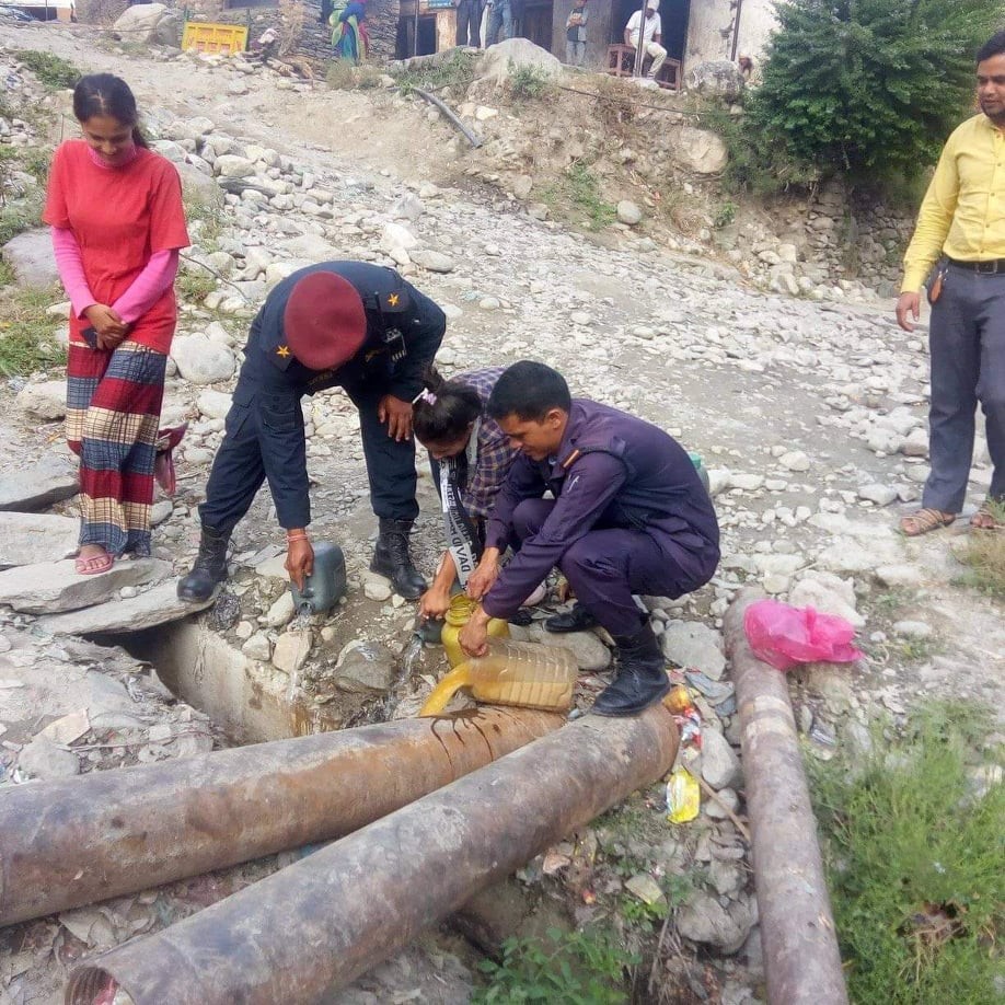 वडा प्रहरी कार्यालय चैनपुरद्वारा अवैध मदिरा बरामद गरी नष्ट