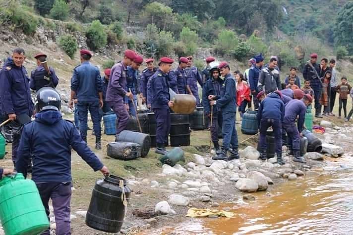 अबैध मदिरा  बनाउन प्रयोग गरीने कच्चा पदार्थ प्रहरीद्धारा नष्ट