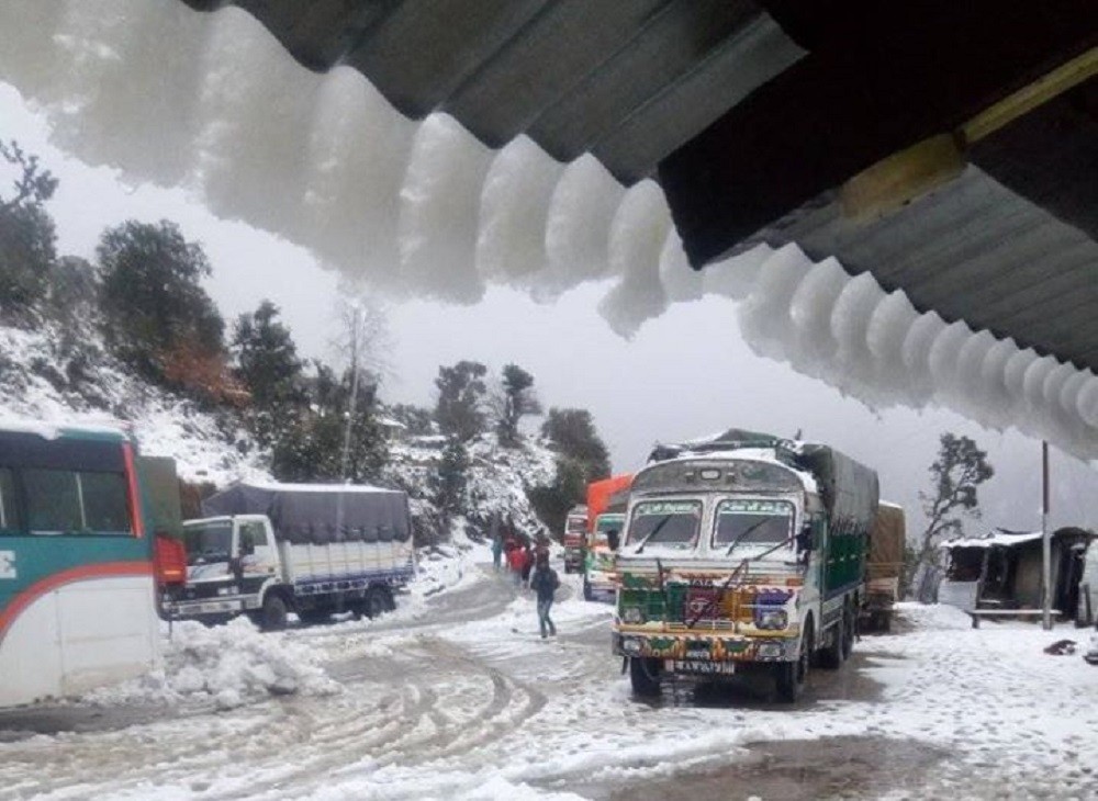 हिमपातले अवरुद्ध भीमदत्त राजमार्ग सञ्चालन