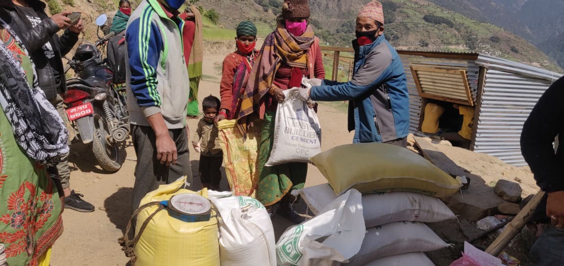 त्रिवेणीका वडा अध्यक्षले गरे व्यक्तीगत लगानीमा खाद्यान्य वितरण