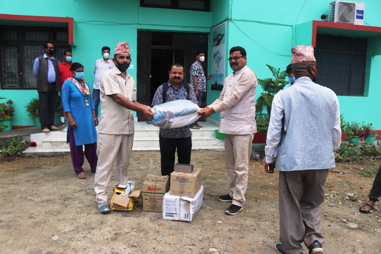 नेपाल ल क्याम्पस मिलिनियम ब्याचद्धारा स्वास्थ्य सामाग्री हस्तान्तरण