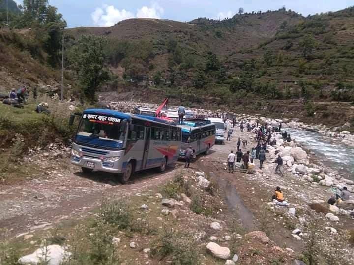 भारतको धार्चुला र झुलाघाटबाट उद्धार गरिएका ५ सय जनालाई बझाङ ल्याईयो