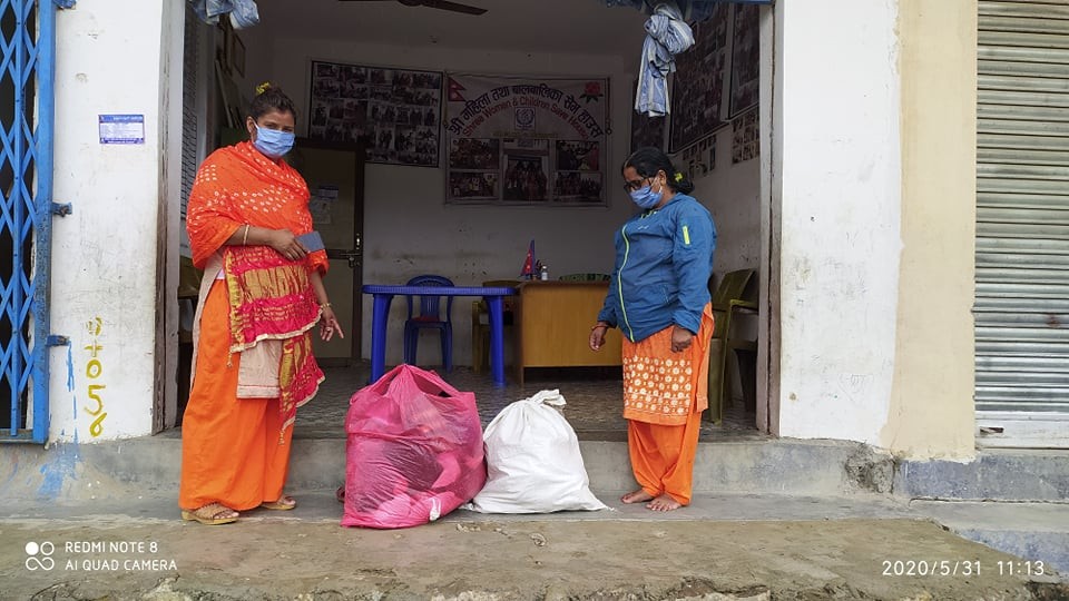 उप प्रमुख रत्ना कडायतद्धारा अत्तरियाको सेभ हाउसलाई २० हजार बराबरको सामाग्री सहयोग