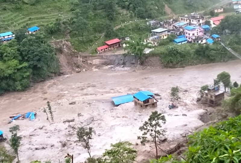 सिन्धुपाल्चोकमा पहिरोको बितण्डा - १८  बेपत्ता, २ जनाको  मृत्यु