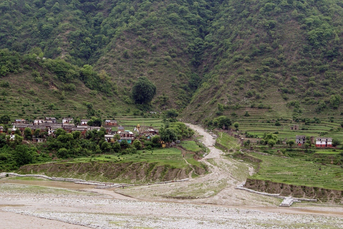 सेती नदीको कटानले डोटीका बिभिन्न बस्तीहरु जोखिममा