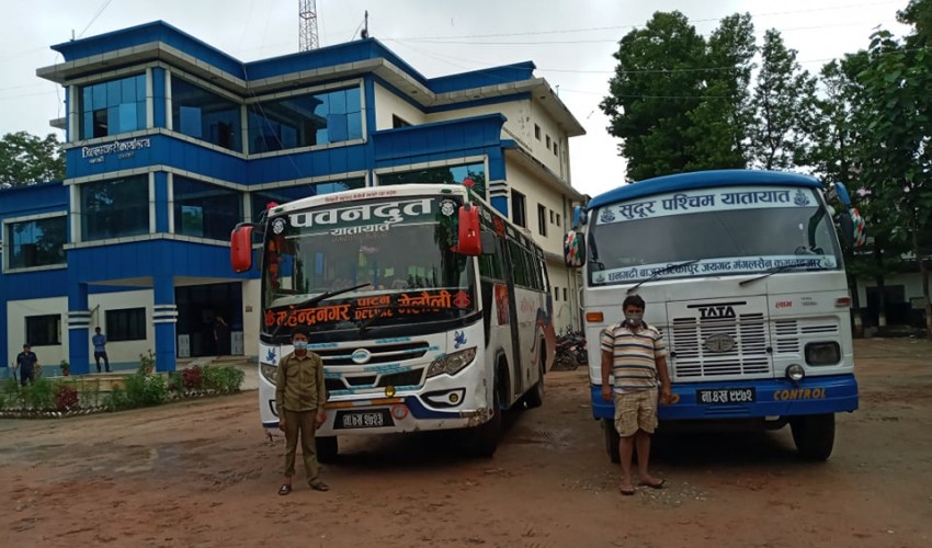 कैलालीमा सवारी पासको दुरुपयोग गर्ने २ चालक सहित बस प्रहरीको नियन्त्रणमा