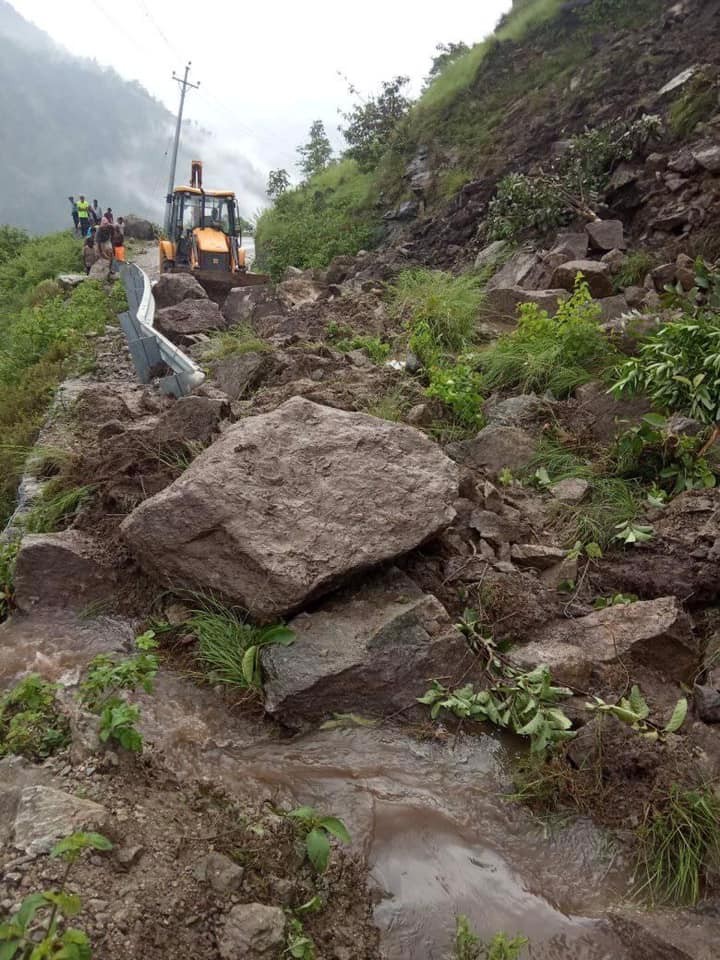 बाजुरा सदरमुकाम मार्तडी जोड्ने अबरुद्ध सडकको मर्मत कार्य शुरु