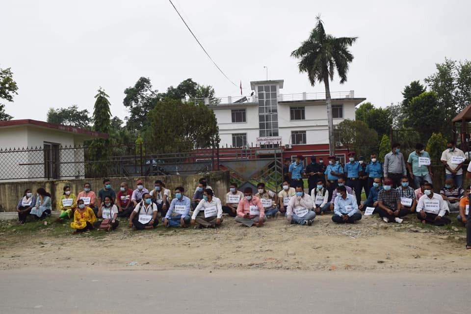 कैलालीमा पत्रकारले कानुन मन्त्रालयमा धर्ना दिए