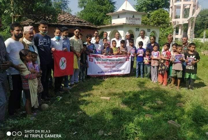 गोदावरी ४ का विपन्न परिवारका छोराछोरीलाई शैक्षिक सामाग्री सहयोग