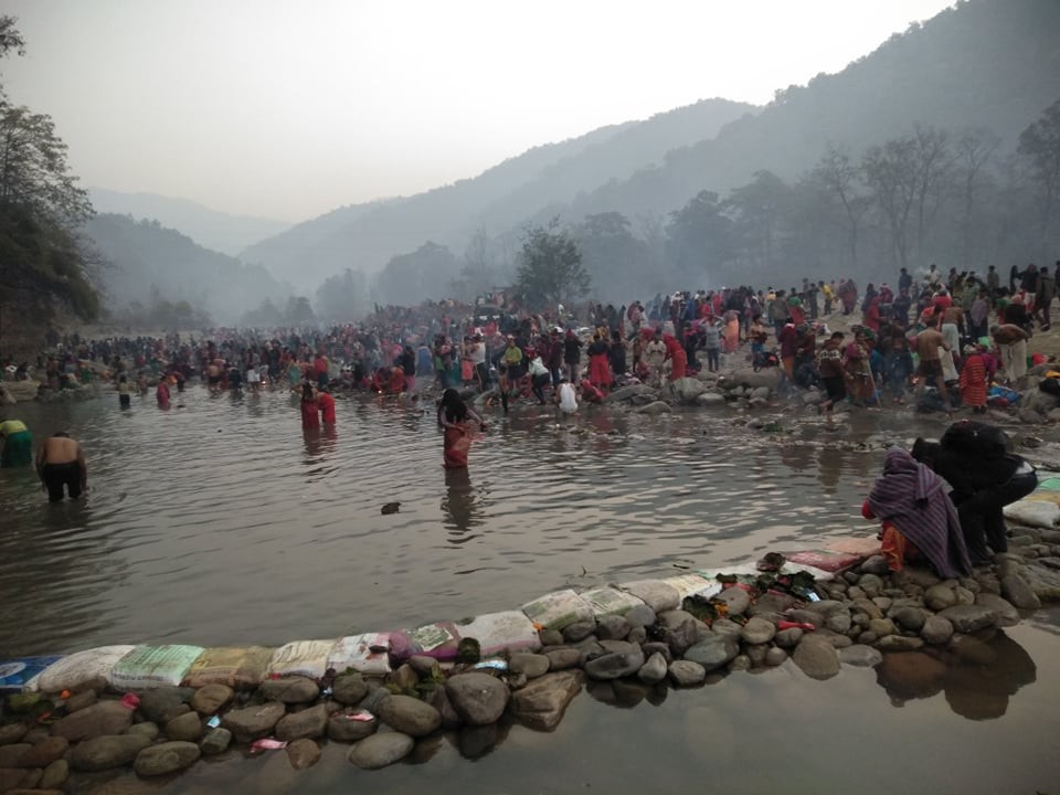 आज माघे संक्रान्ति पर्व देशभर मनाइदै , गोदावरीमा भक्तजनहरुको भिड