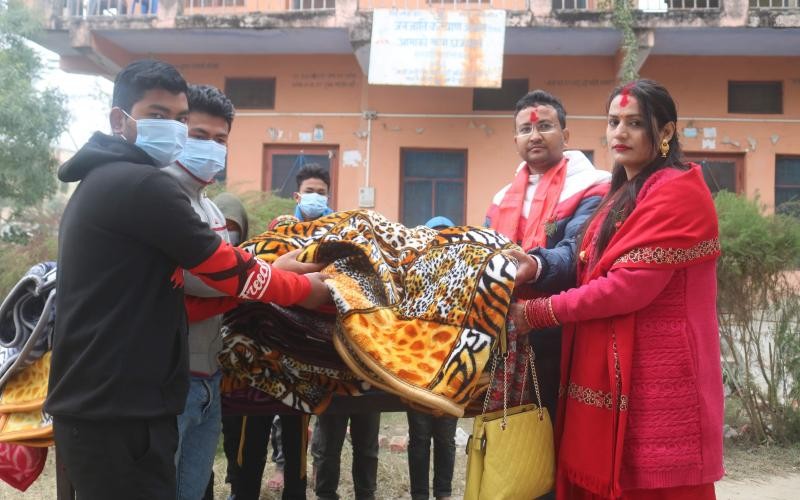 नवविवाहित दम्पतिद्वारा बेसहरा महिलालाई न्यानो कपडा तथा खाद्यान्न वितरण