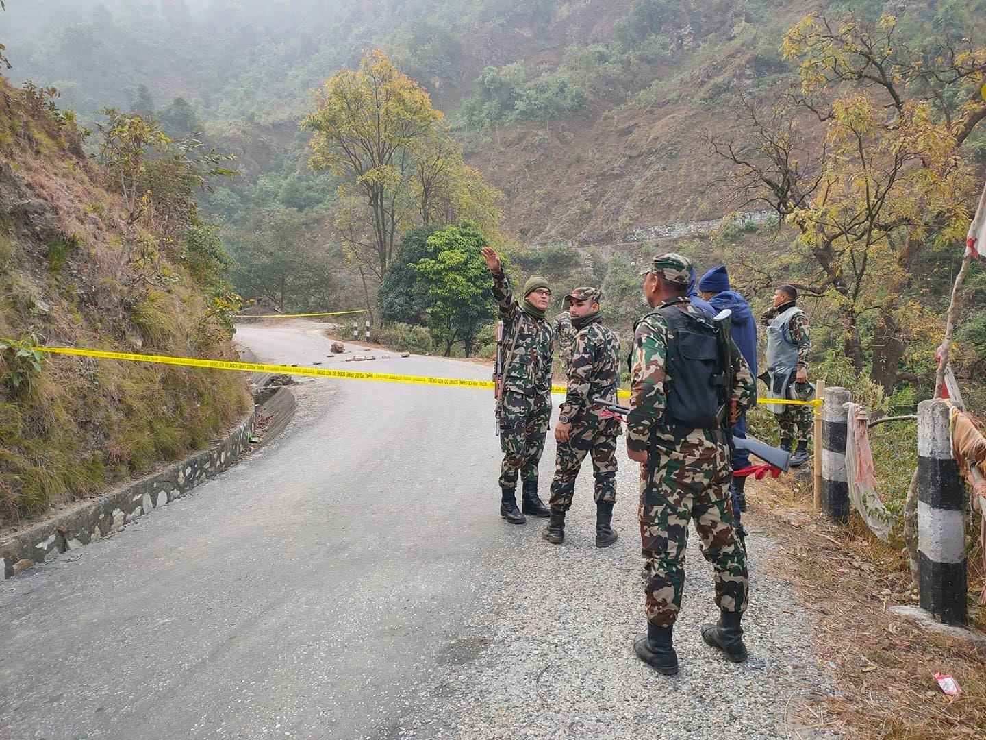 नेपाली सेनाको टोलीद्वारा सडकमा राखिएको बम  डिस्पोज