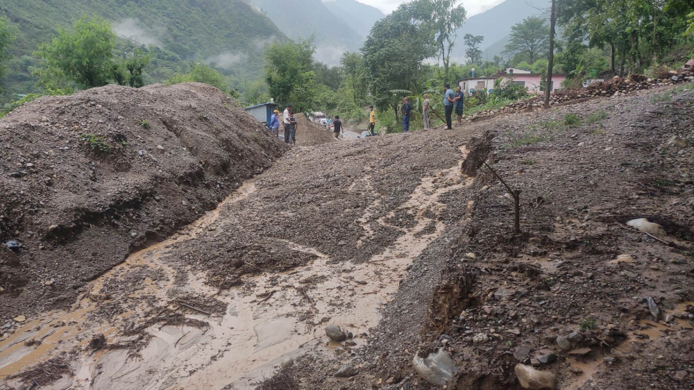 दार्चुलामा पहिरो खस्दा महाकाली राजमार्ग अवरुद्ध