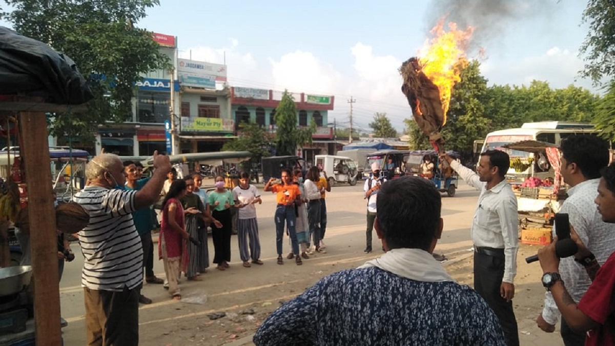 नेपाली आकाशमा भारतिय हेलिकप्टर घुमिरहेको भन्दै अत्तरियामा बिरोध प्रर्दशन