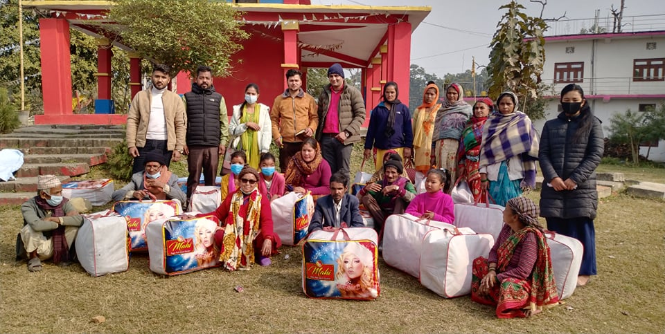 स्व. आमाको पुण्य तिथीमा गोदावरीका २० बिपन्न परिवारलाई कम्बल बितरण 