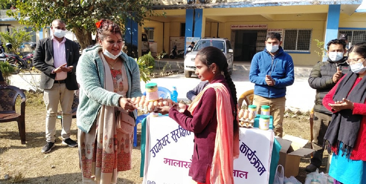 संस्थागत सुत्केरीहरुलाई गोदावरी नगरपालिकाद्धारा धमाधम उपमेयरको कोशेली वितरण 