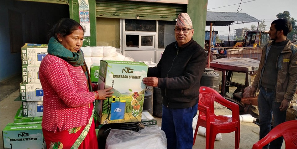 गोदावरी नगरभित्रका २४ जना ब्यासायीक किसानहरुलाई कृषि सामाग्रीहरु बितरण 