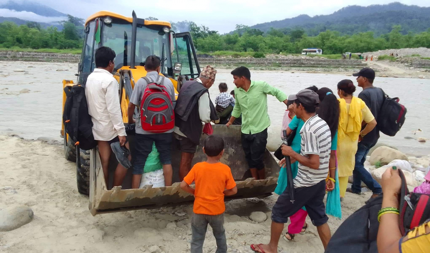 डडेल्धुराको पुन्तुरा खालामा ज्यानै जोखिममा राखेर स्थानिय खोला वारपार गर्दै