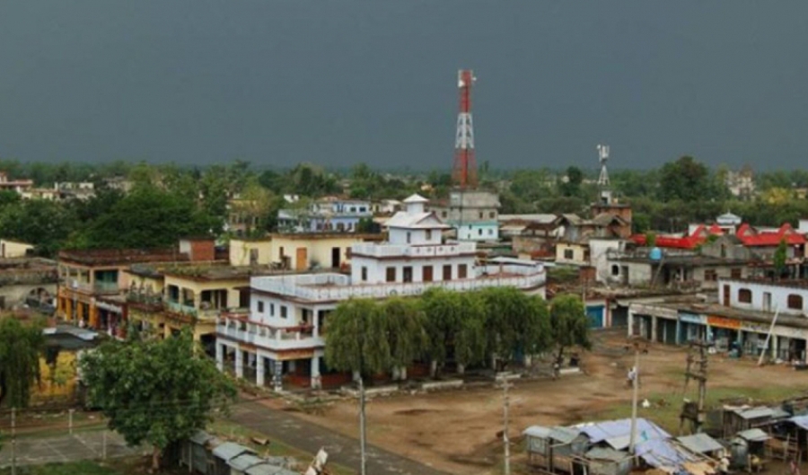 कैलालीको टीकापुरमा ढलको नाली र खानेपानीको पाइपसँगै विस्तार गर्दा समस्या