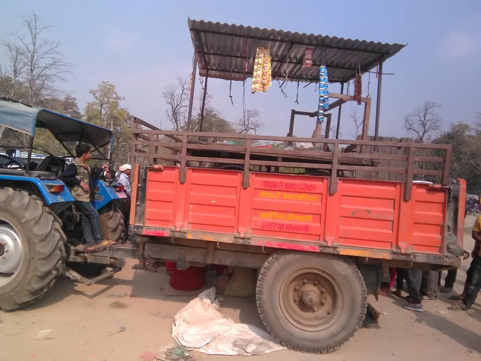 अत्तरिया बसपार्कमा खोका छाप्रा ब्यबसायी र नगरप्रहरी बिच तनाब