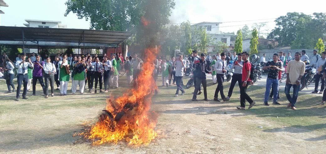 महेन्द्रनगरस्थित जनज्योति बहुमुखी क्याम्पसका प्रमुखको कुर्सीमा आगजनी