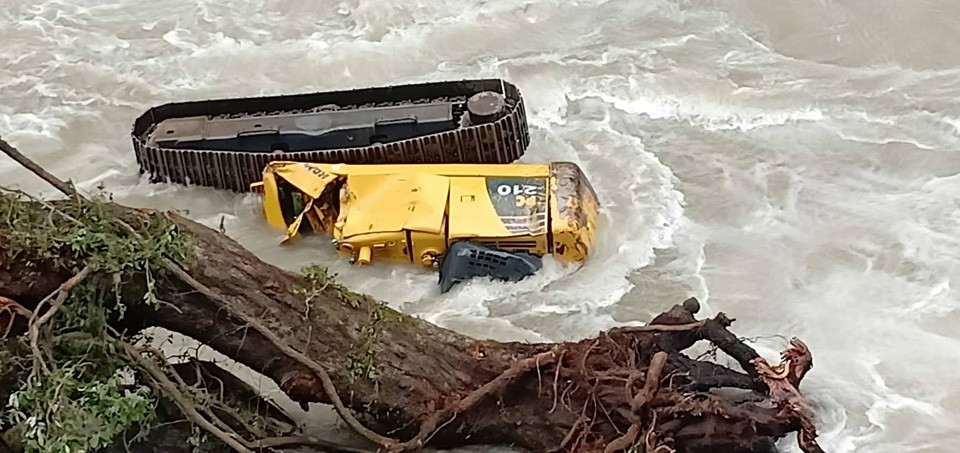 एक्स्काभेटर कर्णाली नदीमा खस्यो