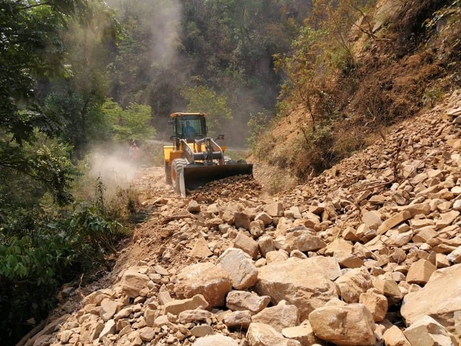 सडक दुर्घटना न्यूनीकरण गर्न डडेल्धुरामा सडक स्तरोन्नति गरिदैं