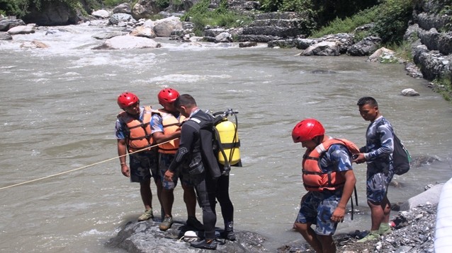 गोताखोर टोलीद्वारा  कर्णालीमा नदीमा हराइरहेका जीपका यात्रुहरूको खोजी