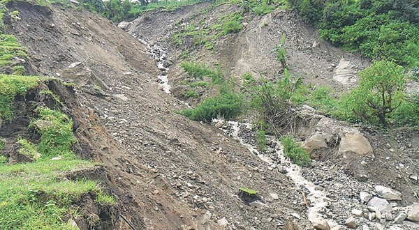 अछाममा पहिरोले स्वस्थ्य क्लिनिकको भवन भत्कियो