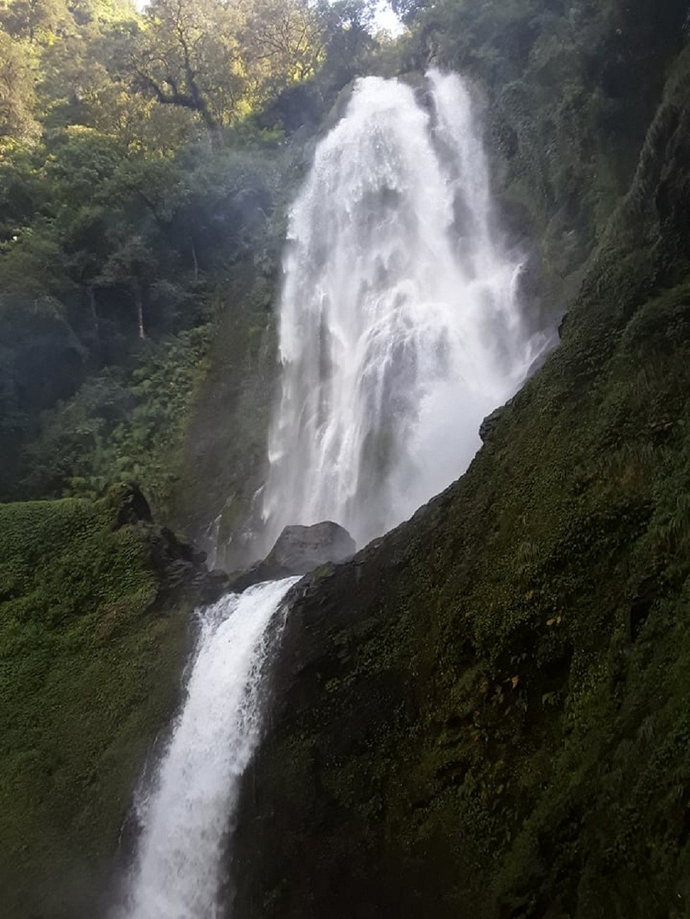 संरक्षणको अभावले ओझेलमा बझाङको बारिल झरना (फोटो फिचर)