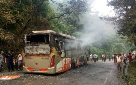 महेन्द्रनगरबाट काठमाडौंका लागि हिडेको यात्रु बाहक बसमा आगजनी