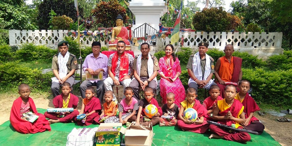 बौद्ध गुम्बा अत्तरियामा अद्ययनरत बालबालीकालाई शौक्षिक सामग्री सहयोग