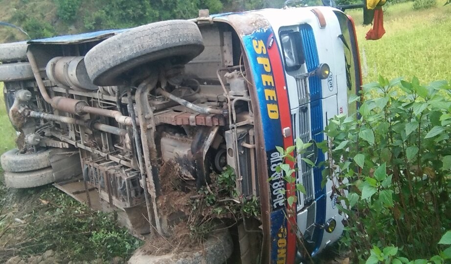 बस दुर्घटना हुँदा २१ जना घाइते