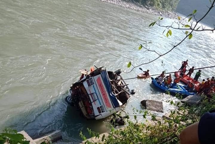 अपडेट : सुनकोशी बस दुर्घटनामा मृत्यु हुनेको संख्या १७ पुग्यो , ५१ जना घाइते