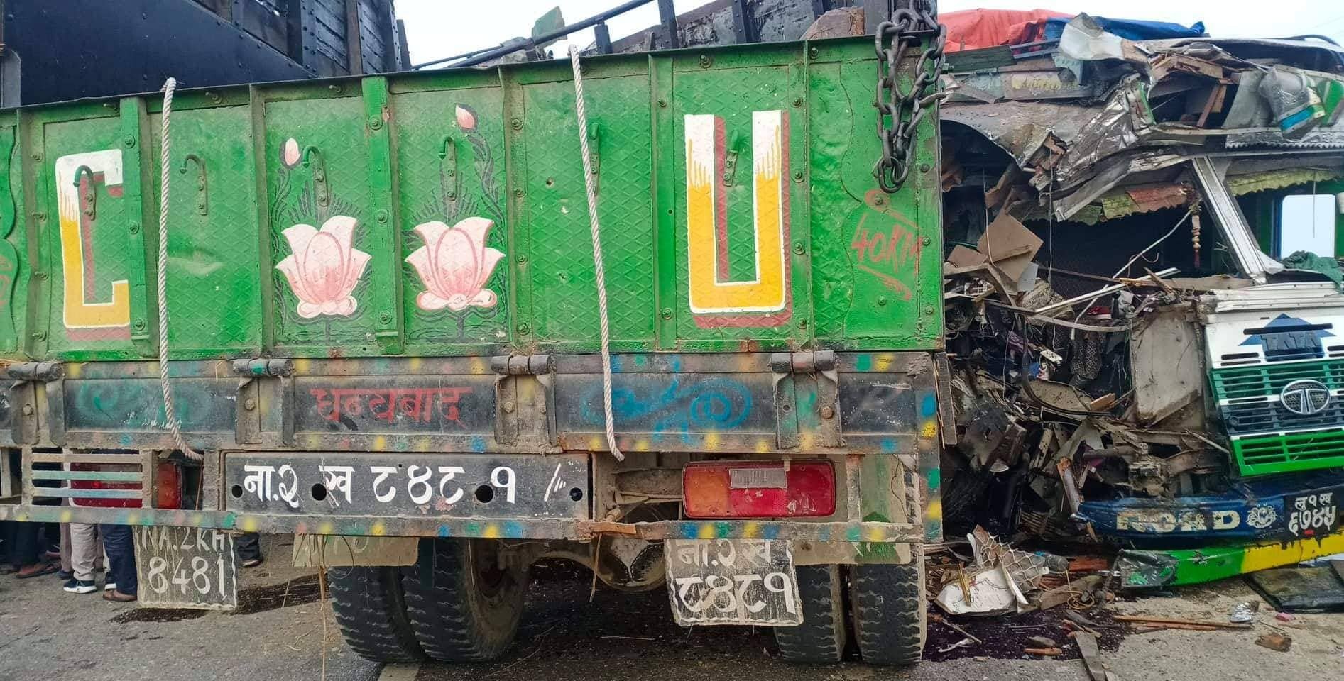 तिन वटा ट्रक एक आपसमा ठोक्किदा, ३ जनाको मृत्यु ९ घाइते