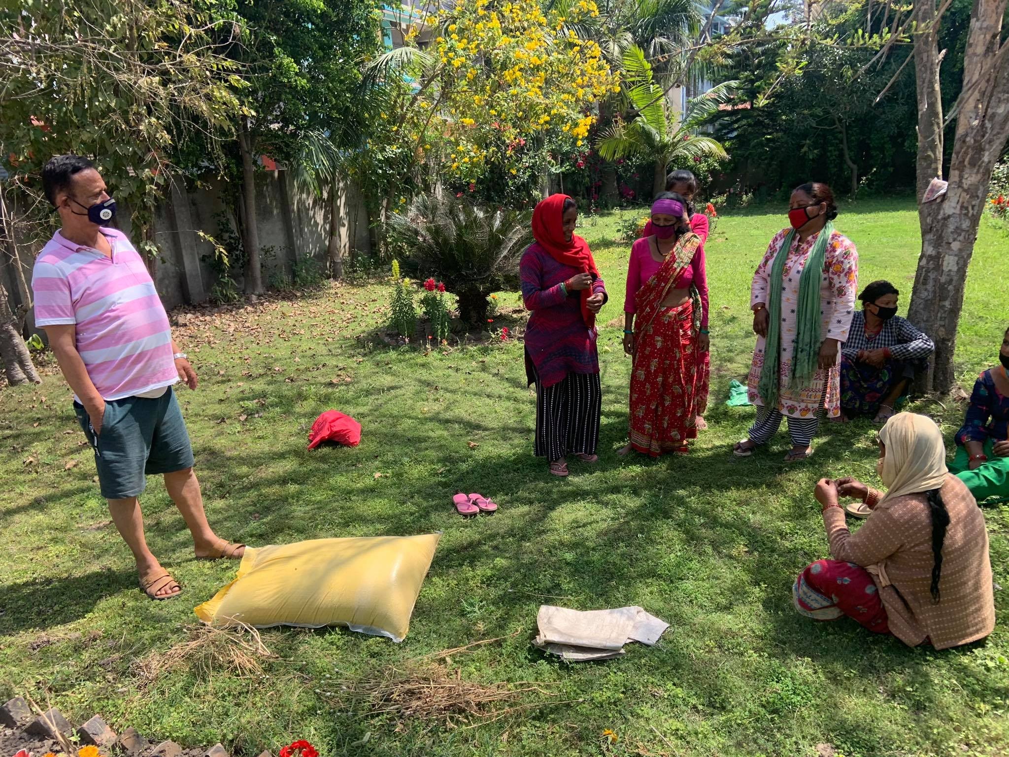 लकडाउन : अत्तरियाका नागरिक अगुवा गोकर्ण भट्टद्वारा मजदुरहरुलाई  खाधन्न बितरण