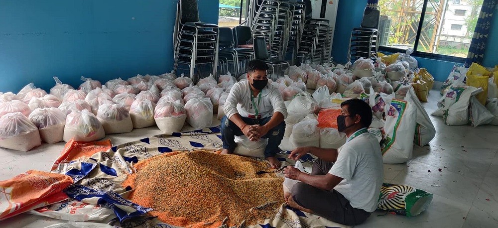 धनगढीमा विपन्न परिवारलाई उपमहानगरपालिका मार्फत खाद्यान्न बाड्न सुरु गरियो