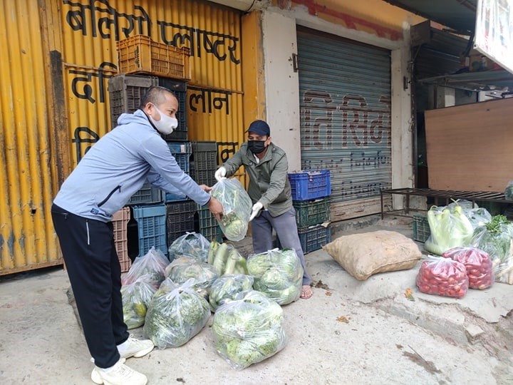 अत्तरियाका व्यवसायिले गरे क्वारेन्टाईनका लागि तरकारी सहयोग