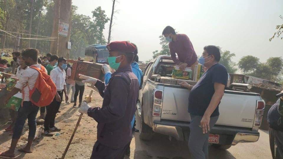 उधोग वाणिज्य संघका अध्यक्ष कुबरद्धारा सिमामा अलपत्र नेपालीहरुलाई चाउचाउ र पानी सहयोग